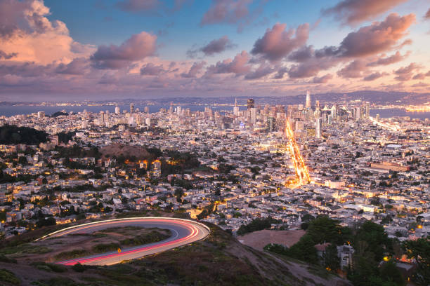 san francisco skyline blick von twin peaks mit vivid warm sky colors, kalifornien, usa - bay bridge bridge california dawn stock-fotos und bilder