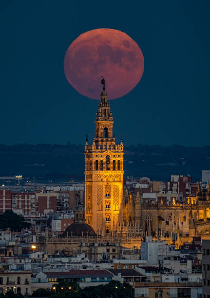 luna llena y giralda - seville sevilla santa cruz city fotografías e imágenes de stock