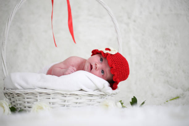 retrato de linda y adorable niña recién nacida foto de archivo - party newborn baby hospital fotografías e imágenes de stock