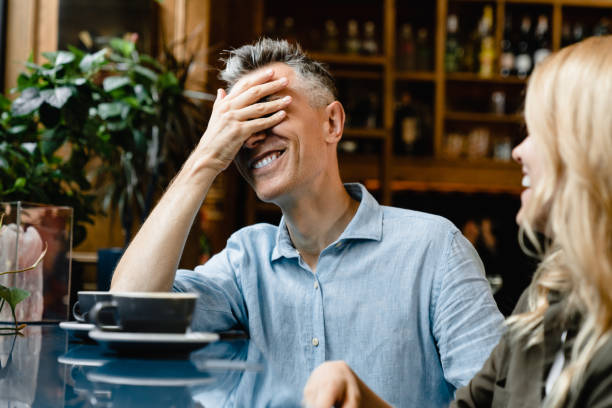 emoção do rosto. rindo sorrindo homem branco maduro homem falando com sua esposa mulher em um encontro desfrutando café em restaurante café - women heterosexual couple love men - fotografias e filmes do acervo