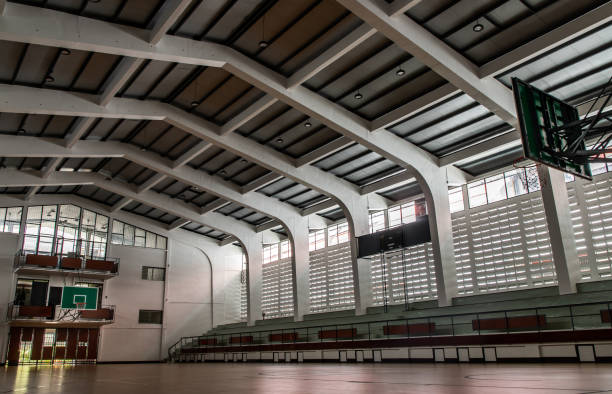 空のバスケットボールジム。バスケットボールホールのインテリア。 - court building ストックフォトと画像