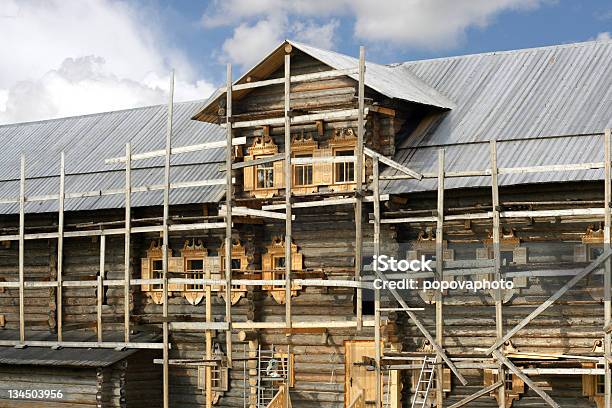 Edificio De La Casa De Madera Rusa Foto de stock y más banco de imágenes de Cabaña - Cabaña, Reparar, Anticuado