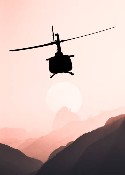 비행 중인 미국 유틸리티 군용 헬리콥터 - us military helicopter sunset armed forces 뉴스 사진 이미지