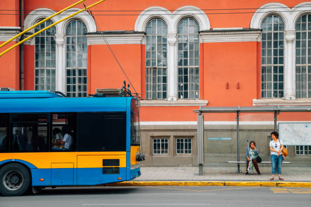 menschen warten an der bushaltestelle in sofia, bulgarien - front view bus photography day stock-fotos und bilder