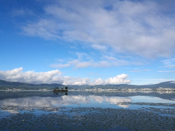 vista panorama do lago suwa nas montanhas kiso, nagano, japão. - chubu centrair international airport - fotografias e filmes do acervo