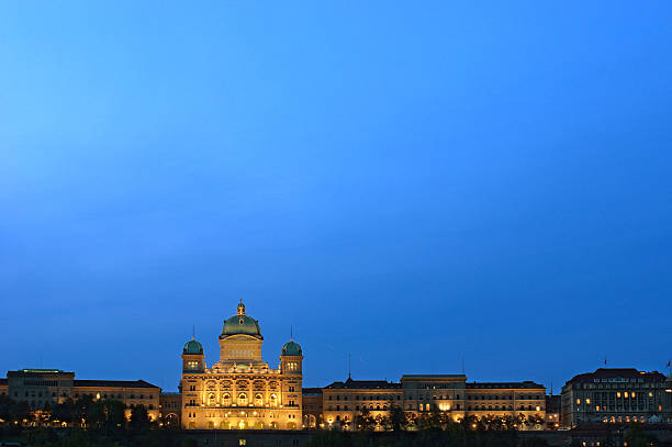 スイス連邦の宮殿の夕暮れ - berne the reichstag swiss culture parliament building ストックフォトと画像