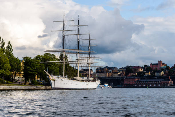 nave alta af chapman ormeggiata nel porto di stoccolma - af chapman foto e immagini stock