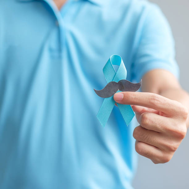 November Prostate Cancer Awareness month, Man holding Blue Ribbon with mustache for supporting people living and illness. Healthcare, International men, Father and World cancer day concept mes de concientización sobre el cáncer de próstata en noviembre, hombre sosteniendo una cinta azul con bigote para apoyar a las personas que viven y la enfermedad. cuidado de la salud, hombres internacionales, padre y concepto del día mundial del cánc