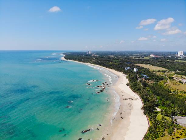 la vista aérea de la bahía de qishui en la isla de hainan, china - isla de hainan fotografías e imágenes de stock