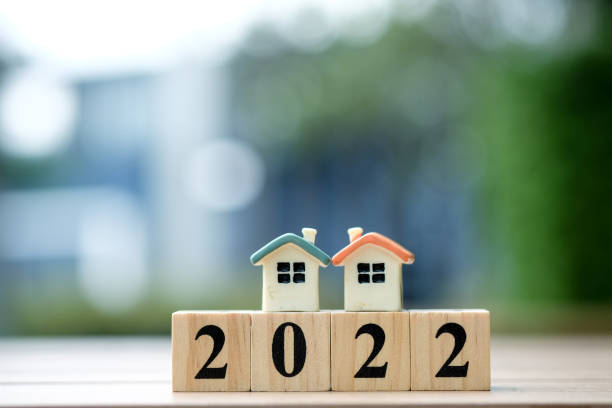2022 wooden block number with house model - savings finance education mortgage imagens e fotografias de stock
