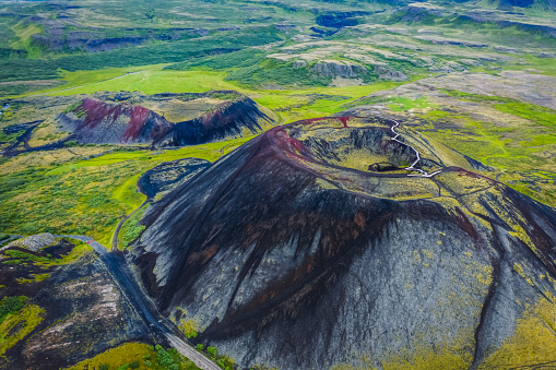 Vistas panorámicas aéreas del volcán Grabrok y el valle de lava desde Islandia photo