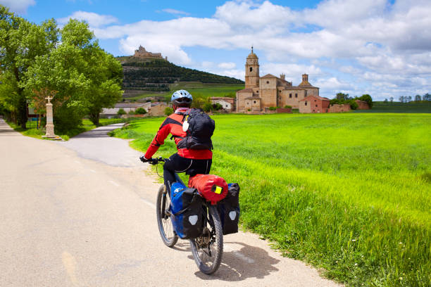 motociclista castrojeriz a caminho de saint james - galicia pilgrimage pilgrim religion - fotografias e filmes do acervo