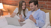 junges-paar-feiert-erfolg-auf-laptop-im-bett.jpg?b=1&s=170x170&k=20&c=kxqxquMiE5DEyxBbhy5M0pmRjl-ksWokO-l-61IA2Lg=