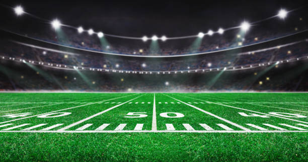зеленое поле на стадионе американского футбола. готов к игре в полузащите - american football league стоковые фото и изображения