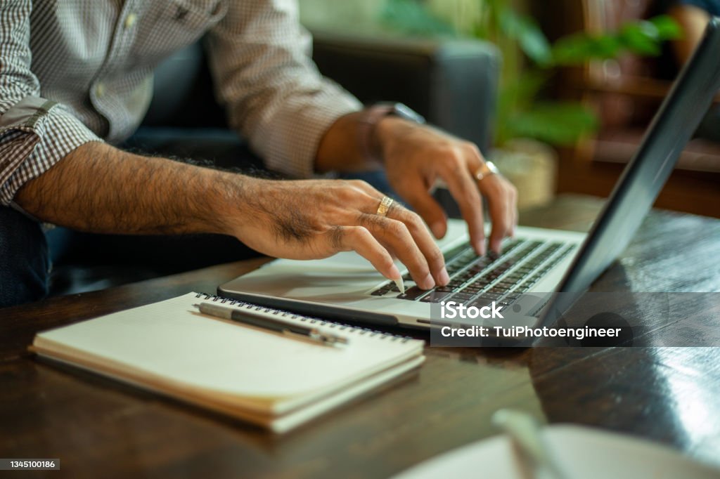 Aasialaiset liikemiehet työskentelevät ja analysoivat data-analyysejä tietokonelaboratorion kanssa kahvilassa - Rojaltivapaa avainsanalla Aikuinen ja tyyppiä Kuvapankin valokuva Aasialaiset liikemiehet työskentelevät ja analysoivat data-analyysejä tietokonelaboratorion kanssa kahvilassa - Rojaltivapaa avainsanalla Aikuinen ja tyyppiä Kuvapankin valokuva