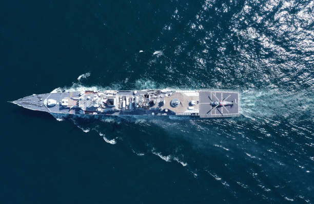 luftaufnahme von marineschiff, schlachtschiff, kriegsschiff, militärschiff widerstandsfähig und mit waffensystemen bewaffnet, durch bewaffnung auf truppentransportern. unterstützung marineschiff. militärischer seetransport. - military unit stock-fotos und bilder