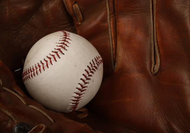 baseballball im vintage-lederhandschuh - baseball glove baseball baseballs old fashioned stock-fotos und bilder