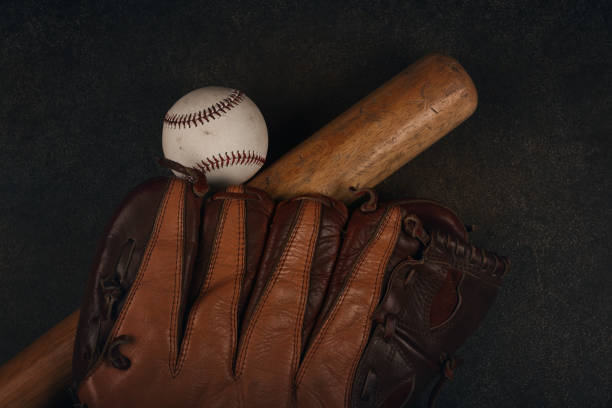 baseballball, holzschläger und vintage-handschuh - baseball glove baseball baseballs old fashioned stock-fotos und bilder