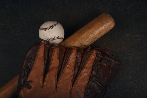balle de baseball, batte en bois et gant vintage - baseball glove baseball baseballs old fashioned photos et images de collection