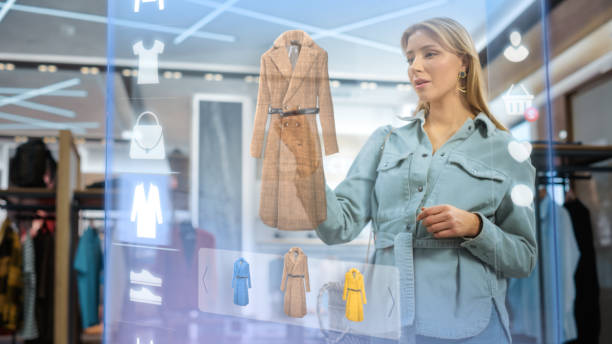 schöne weibliche kundin mit 3d augmented reality digital interface in modernen einkaufszentren. shopper wählt modische taschen, stilvolle kleidungsstücke im bekleidungsgeschäft. futuristisches vfx ui konzept. - clothing store shopping fashion clothing stock-fotos und bilder