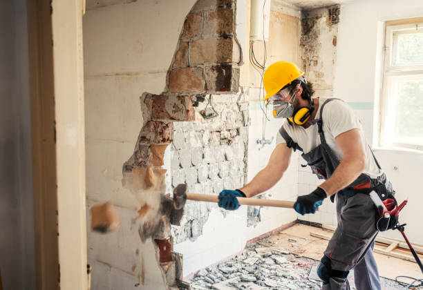 trabajador usando martillo - demolished fotografías e imágenes de stock