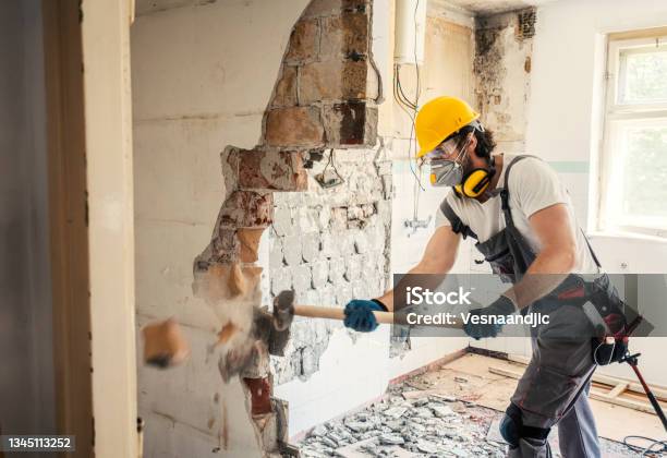Worker Using Hammer Stockfoto en meer beelden van Slopen - Slopen, Renovatie - Begrippen, Bouw