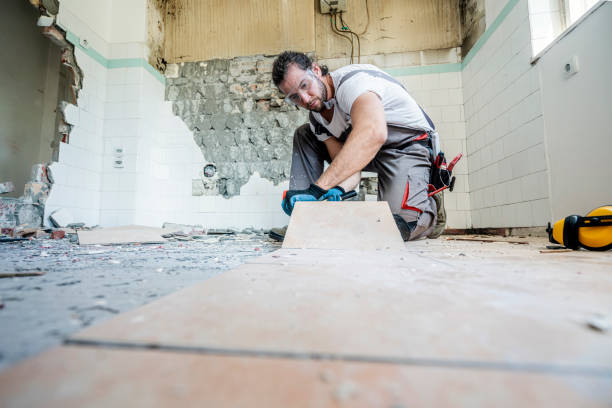 trabalhador usando martelo - manual worker one person young adult men - fotografias e filmes do acervo