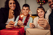 kinder-feiern-silvester-mit-mama-und-papa.jpg?b=1&s=170x170&k=20&c=H9d6CDPLJGgoDRlrgTBWKG1PsJsSYu_h4oT6ZfOvaDQ=