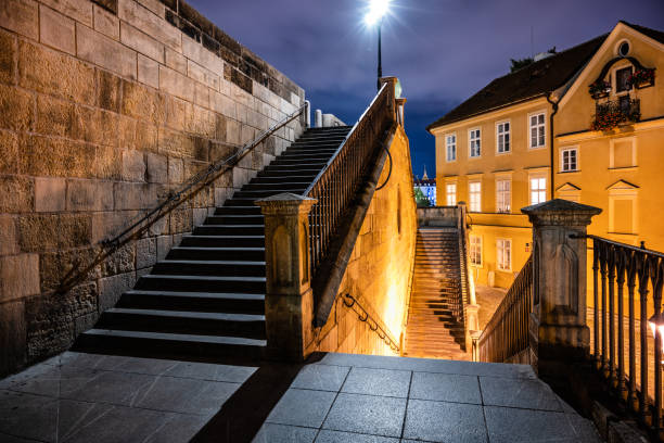 historyczne schody przy moście karola nocą - prague mirrored pattern bridge architecture zdjęcia i obrazy z banku zdjęć
