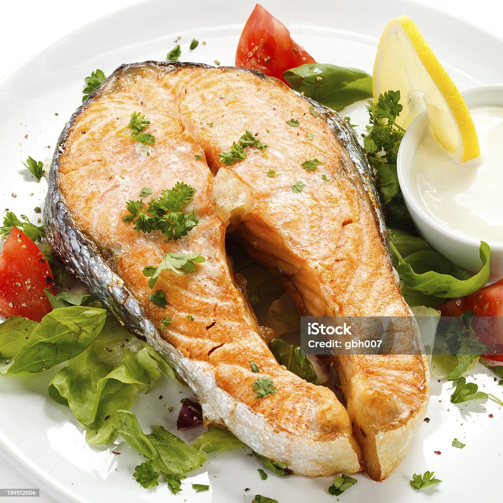 Salmone alla griglia e verdure - Foto stock royalty-free di Alimentazione sana