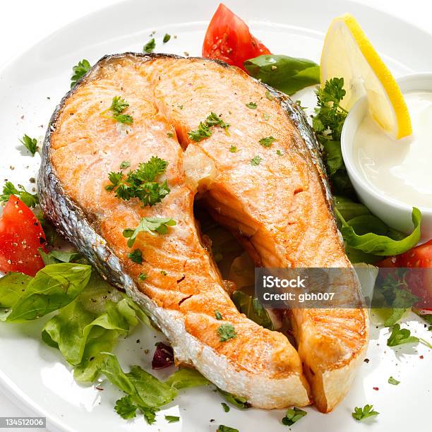 Salmone Alla Griglia E Verdure - Fotografie stock e altre immagini di Alimentazione sana - Alimentazione sana, Alla griglia, Arrosto - Cibo cotto