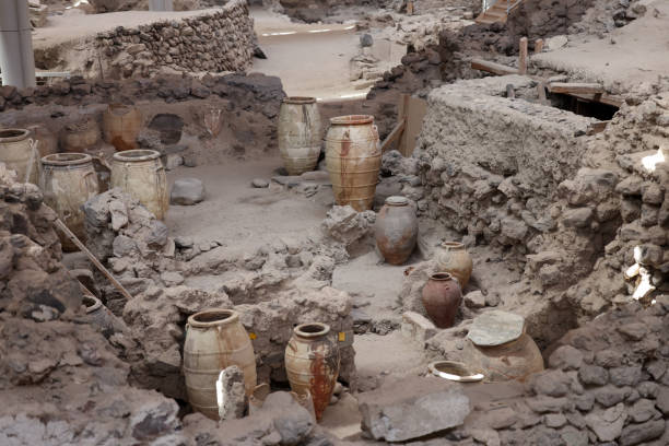 santorini, grecja - odzyskana starożytna ceramika w prehistorycznym mieście akrotiri, miejsce wykopalisk z minojskiej epoki brązu - fira zdjęcia i obrazy z banku zdjęć