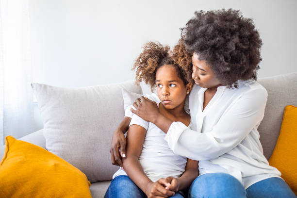 amorosa mãe preocupada psicóloga consolando aconselhamento falando com menina criança chateada - daughter distraught little girls worried - fotografias e filmes do acervo