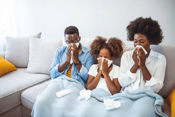 famiglia malata sul letto. - cold and flu flu virus bed couple foto e immagini stock
