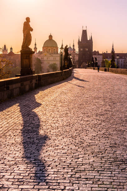 체코 의 칼다리의 아침: 칼루프가 가장 많이 있습니다. 흐릿한 일출 새벽. 프라하, 체코 - charles bridge 뉴스 사진 이미지
