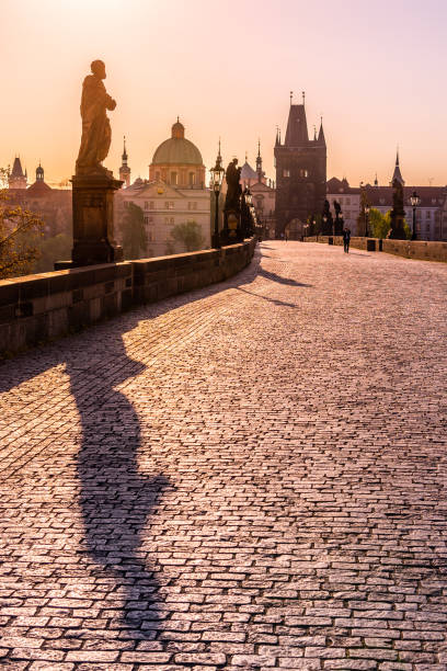 poranek na moście charles, czeski: karluv most. mglisty wschód słońca o świcie. praha, czechy - charles bridge zdjęcia i obrazy z banku zdjęć