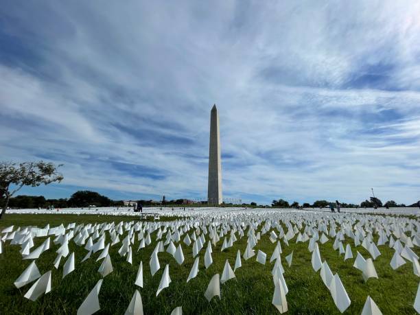 администрация байдена - коронавирус вашингтон смертей - washington dc monument sky cloudscape стоковые фото и изображения