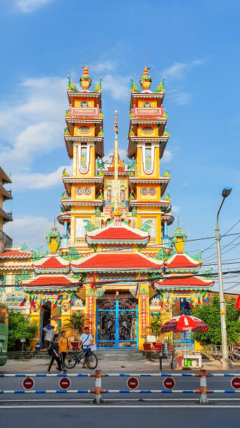 fassadenansicht des cao dai tempels im bezirk can gio, vietnam. der kaodaismus ist nach buddhismus und katholizismus die drittgrößte religion in vietnam. - caodaism stock-fotos und bilder