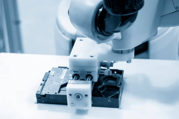 o manuseio de material de alta tecnologia na linha de produção de peças em disco rígido pelo sistema robótico. - material handling conveyor - fotografias e filmes do acervo
