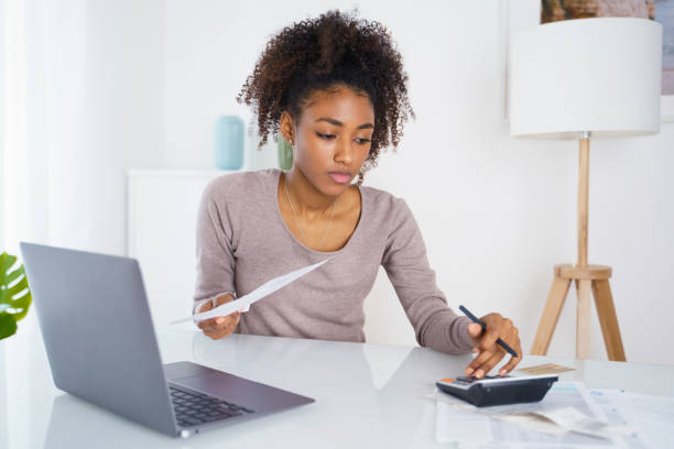 홈 테이블에서 가족 예산을 관리하는 흑인 여성 - student loans 뉴스 사진 이미지