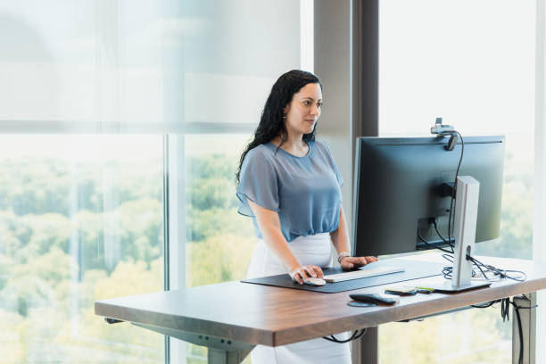 mit stehpult arbeitet weibliche ceo im eckbüro - ergonomical stock-fotos und bilder