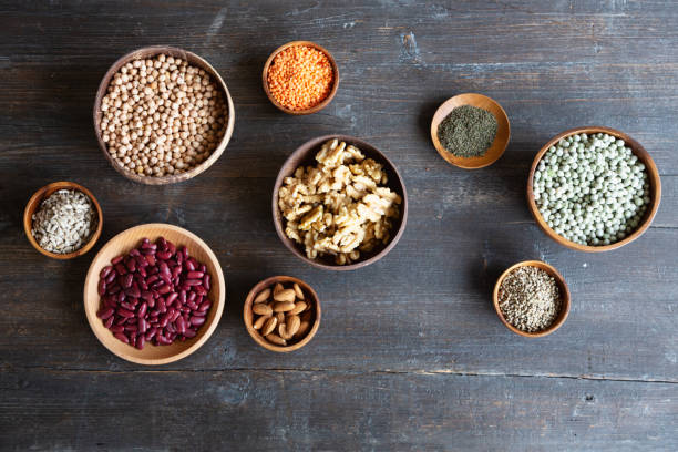 веганская пища: растительные белки, такие как орехи, семена и бобовые - hemp seed nut raw стоковые фото и изображения