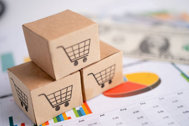 Shopping cart logo on box with US dollar banknotes, Banking Account, Investment Analytic research data economy, trading, Business import export online company concept. logotipo del carrito de compras en la caja con billetes de dólar estadounidense, cuenta bancaria, economía de datos de investigación analítica de inversiones, comercio, concepto de empresa en línea de importación de negocios y exportación.