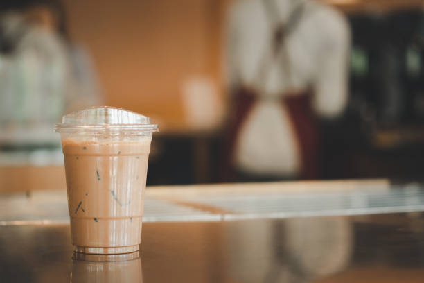 moca de café helado en taza para llevar en la cafetería - espresso coffee cream coffee shop fotografías e imágenes de stock