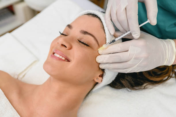 tratamiento de belleza con botox - attractive female human collagen syringe injecting fotografías e imágenes de stock