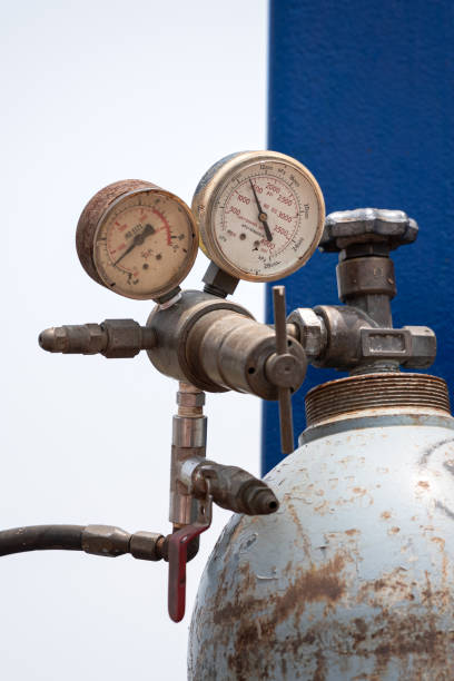 pressure gauge indicator and regulator valve on the gas cylinder tank. - pressure gauge gauge physical pressure pipeline imagens e fotografias de stock