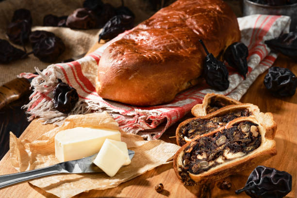 pão de pera suíço ou birnbrot é um biscoito tradicional recheado com peras secas e frutas. - medieval market - fotografias e filmes do acervo
