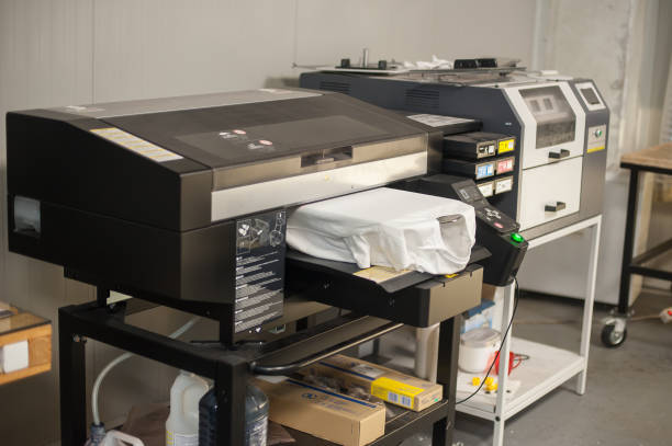digital t-shirt printing heat press machine in printing production shop - hardware store fotos imagens e fotografias de stock