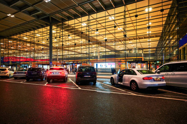 scatto notturno dell'edificio della reception all'aeroporto ber di berlino-brandeburgo. - berlin germany brandenburg gate night germany foto e immagini stock