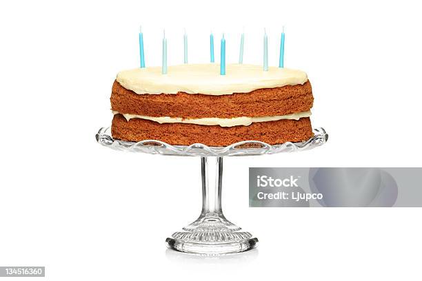 Foto de Chocolate Cake Bolo De Aniversário Com Velas e mais fotos de stock de Aniversário - Aniversário, Fundo Branco, Vela - Equipamento de Iluminação